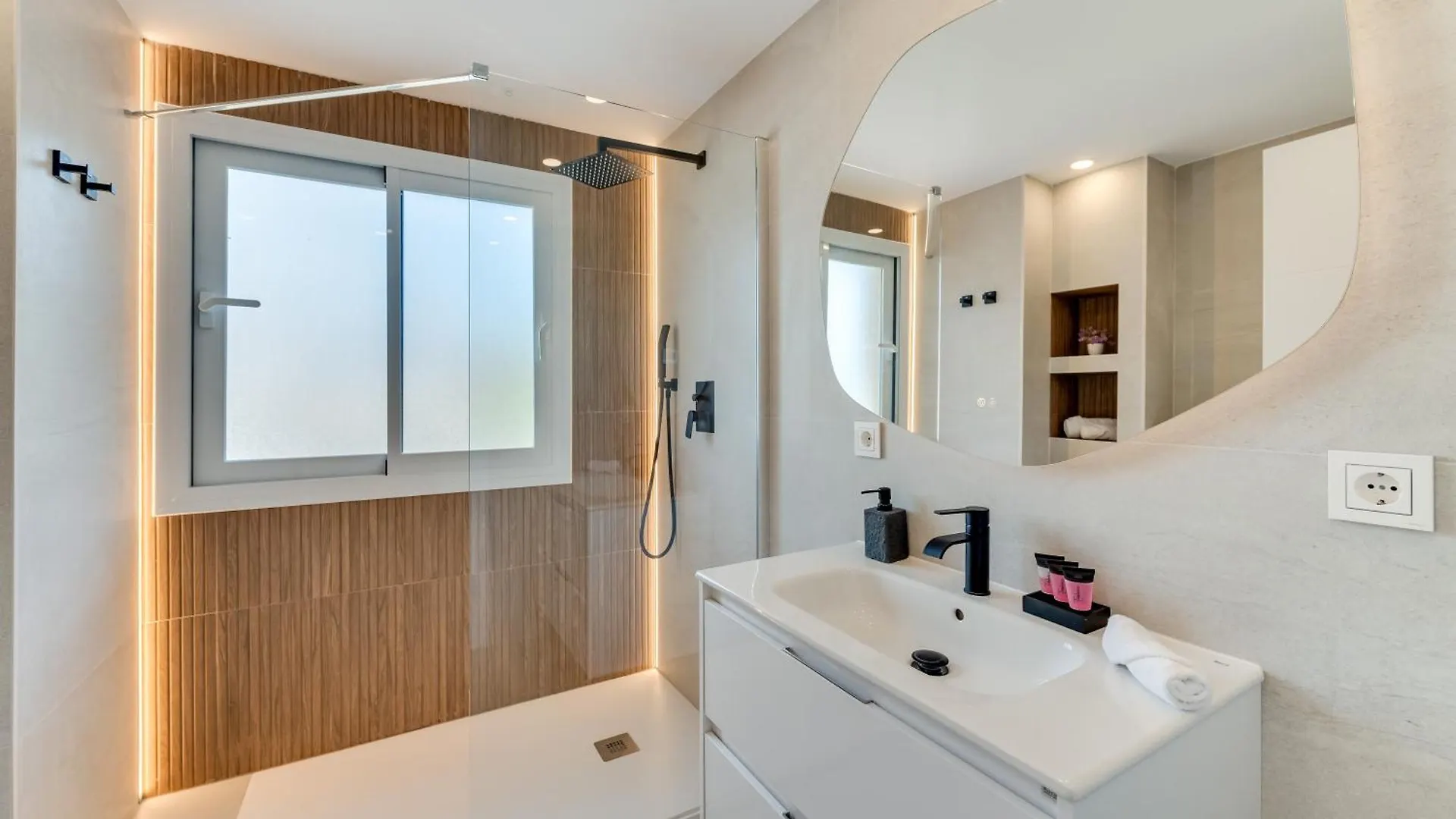 Newly Renovated Sunlit 3Bdrm Apt With Stunning Views Marbella