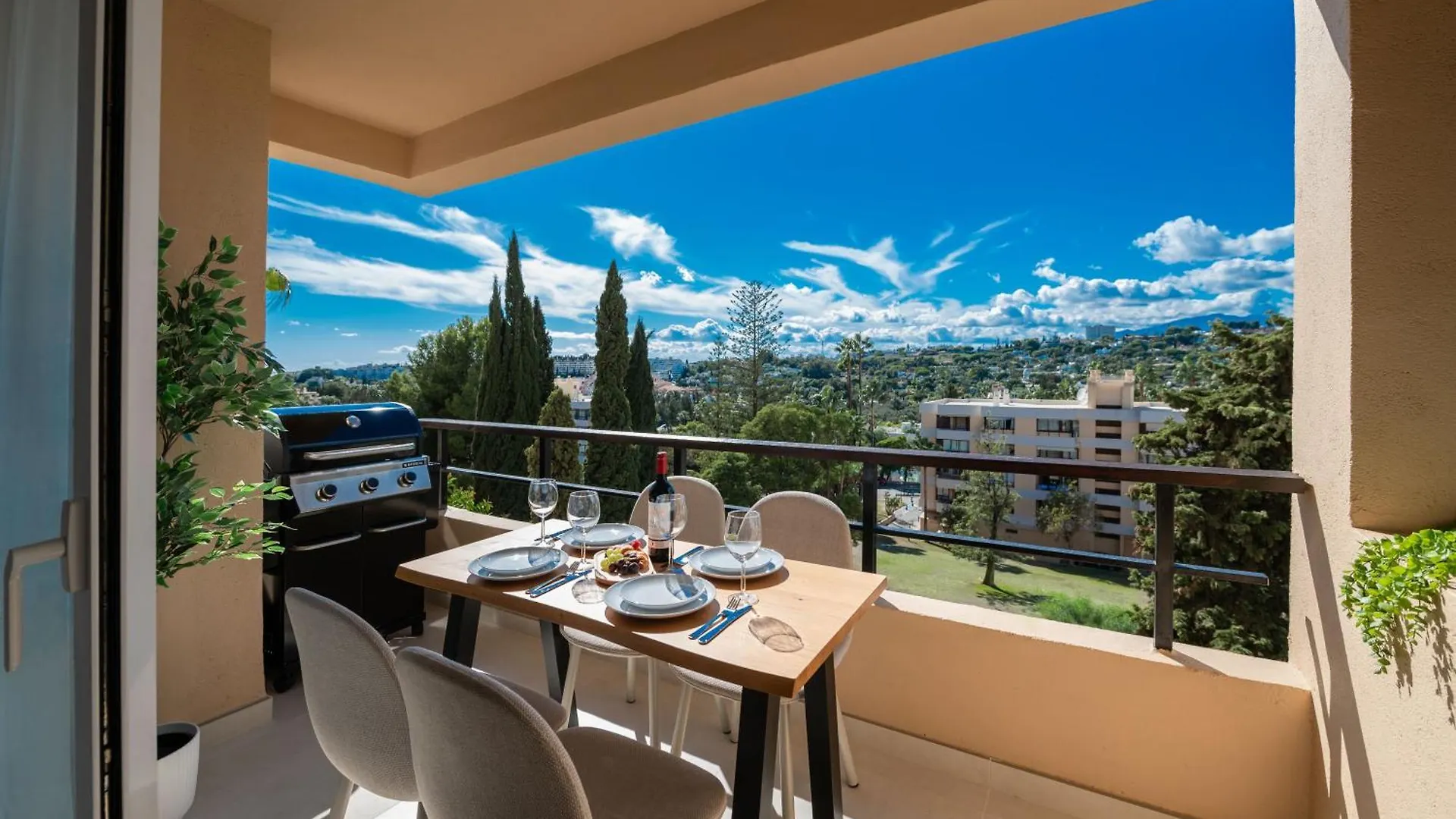 Newly Renovated Sunlit 3Bdrm Apt With Stunning Views Marbella Apartment